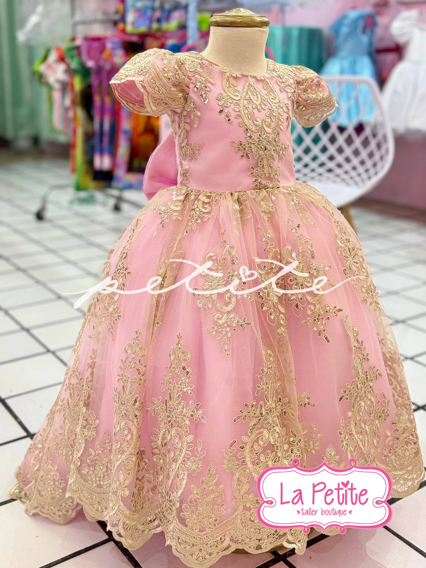 Vestido largo con cauda pequeña