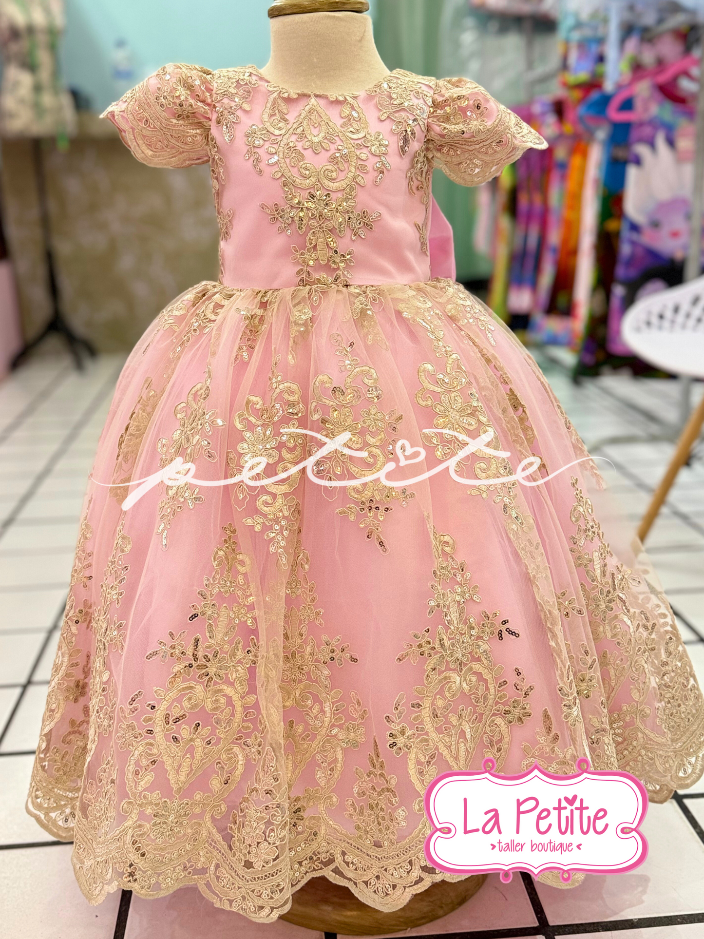 Vestido largo con cauda pequeña