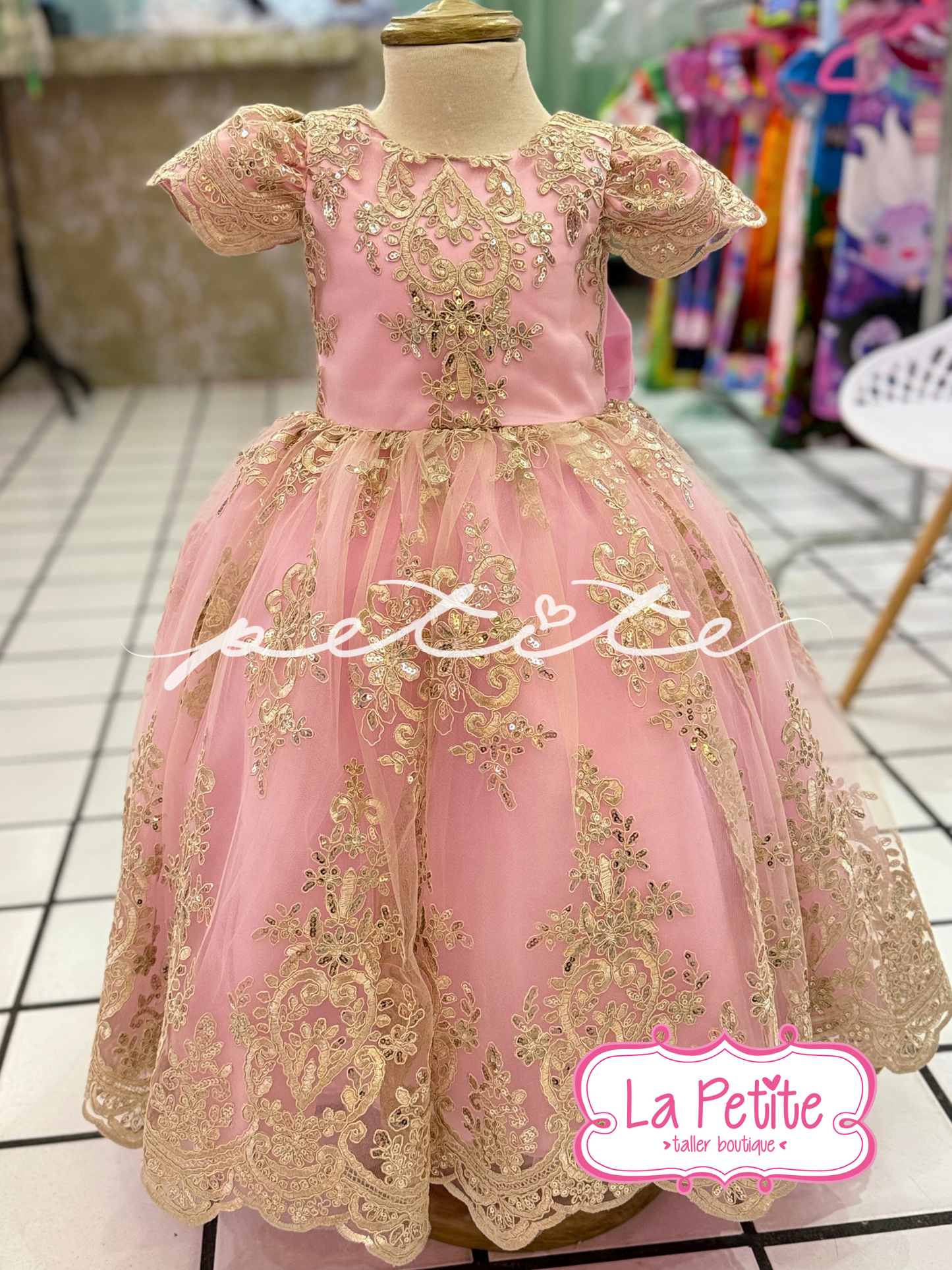 Vestido largo con cauda pequeña