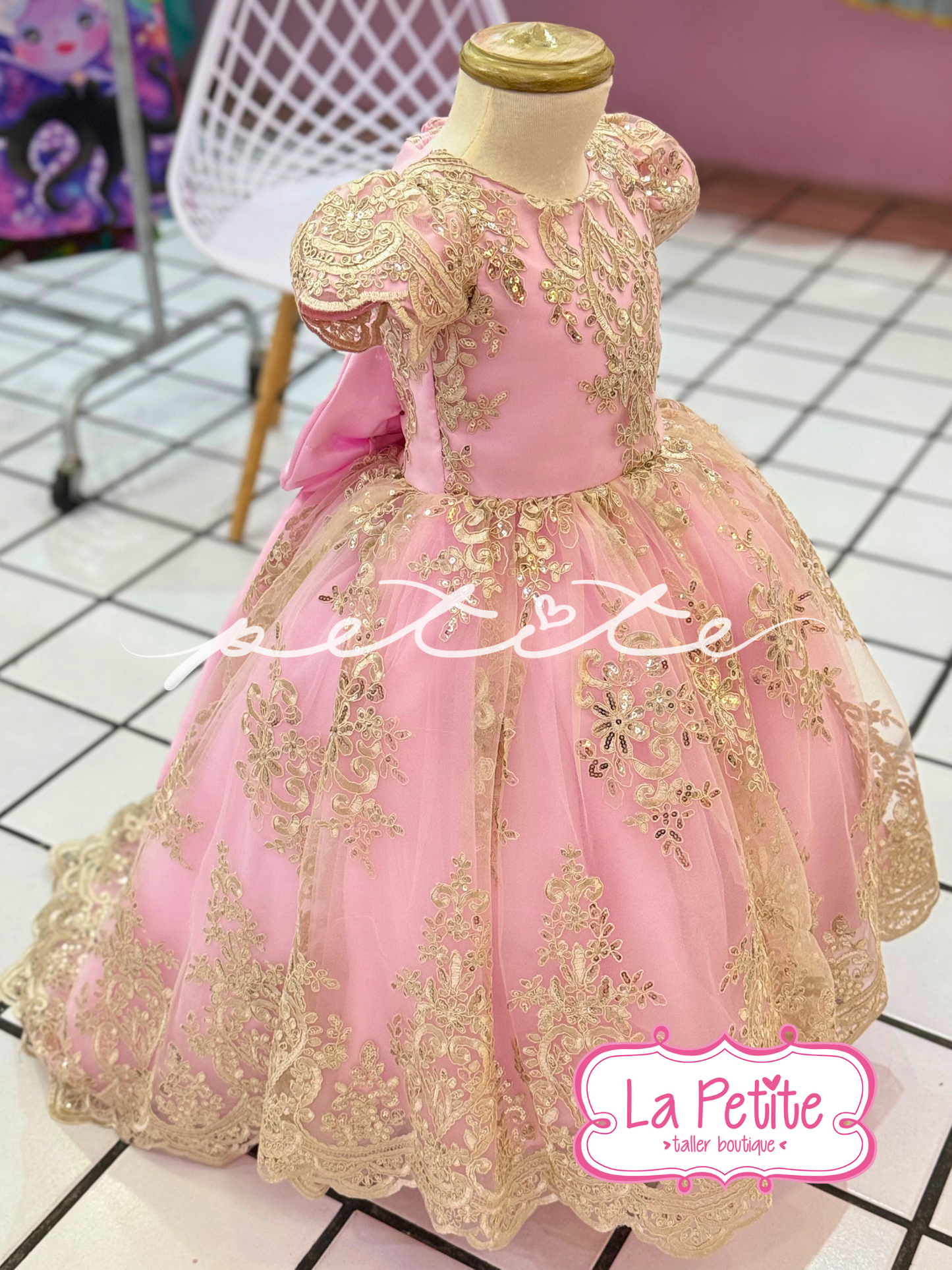 Vestido largo con cauda pequeña