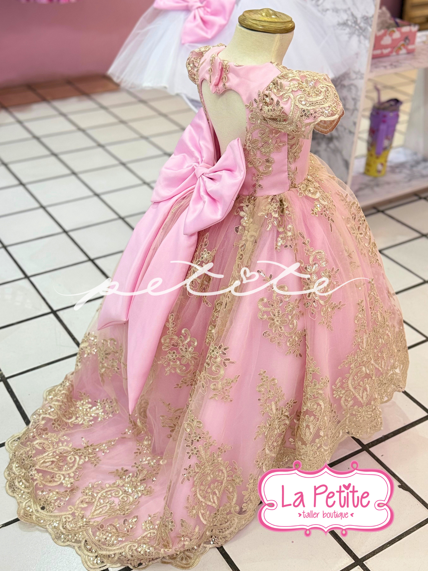 Vestido largo con cauda pequeña