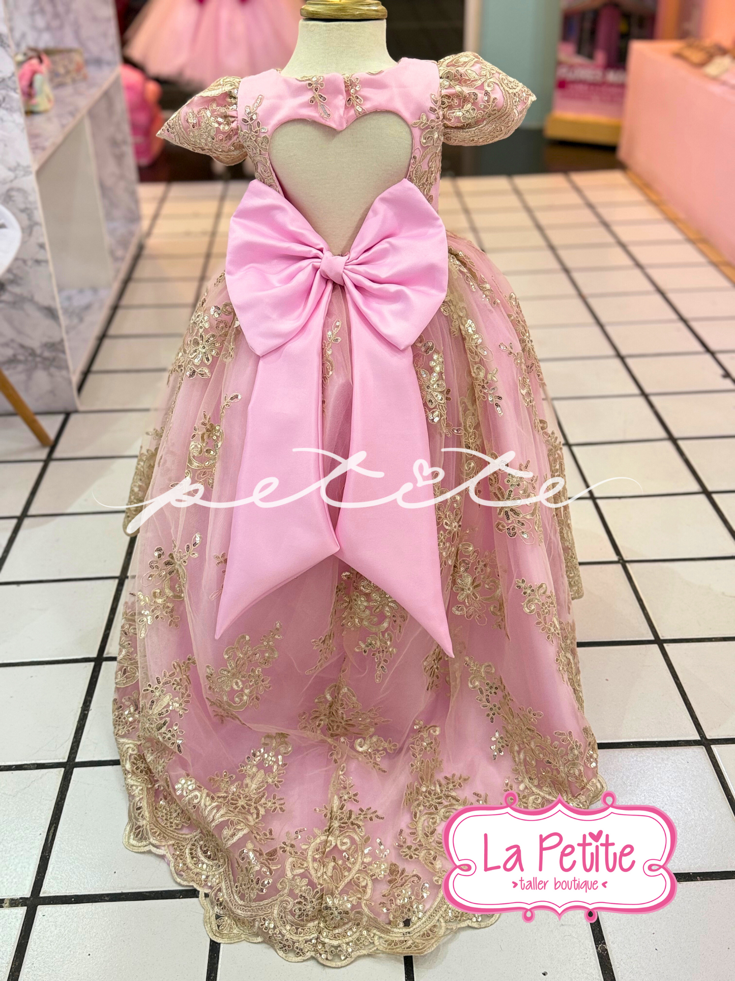 Vestido largo con cauda pequeña