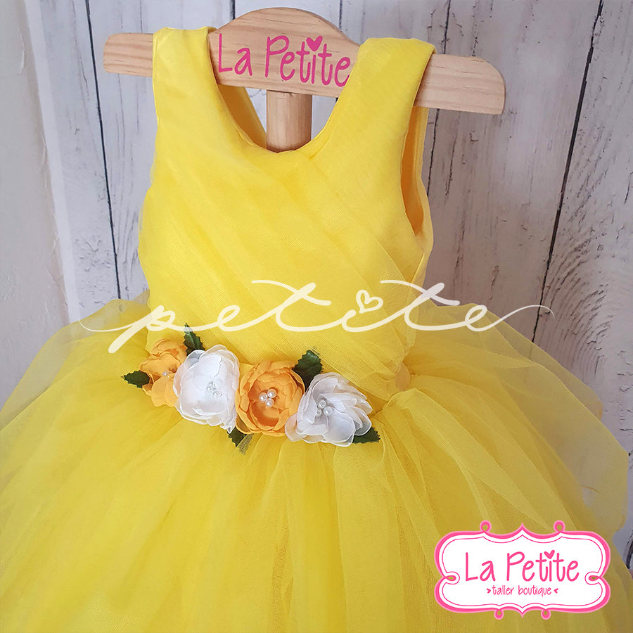 Vestido amarillo con detalle de flores