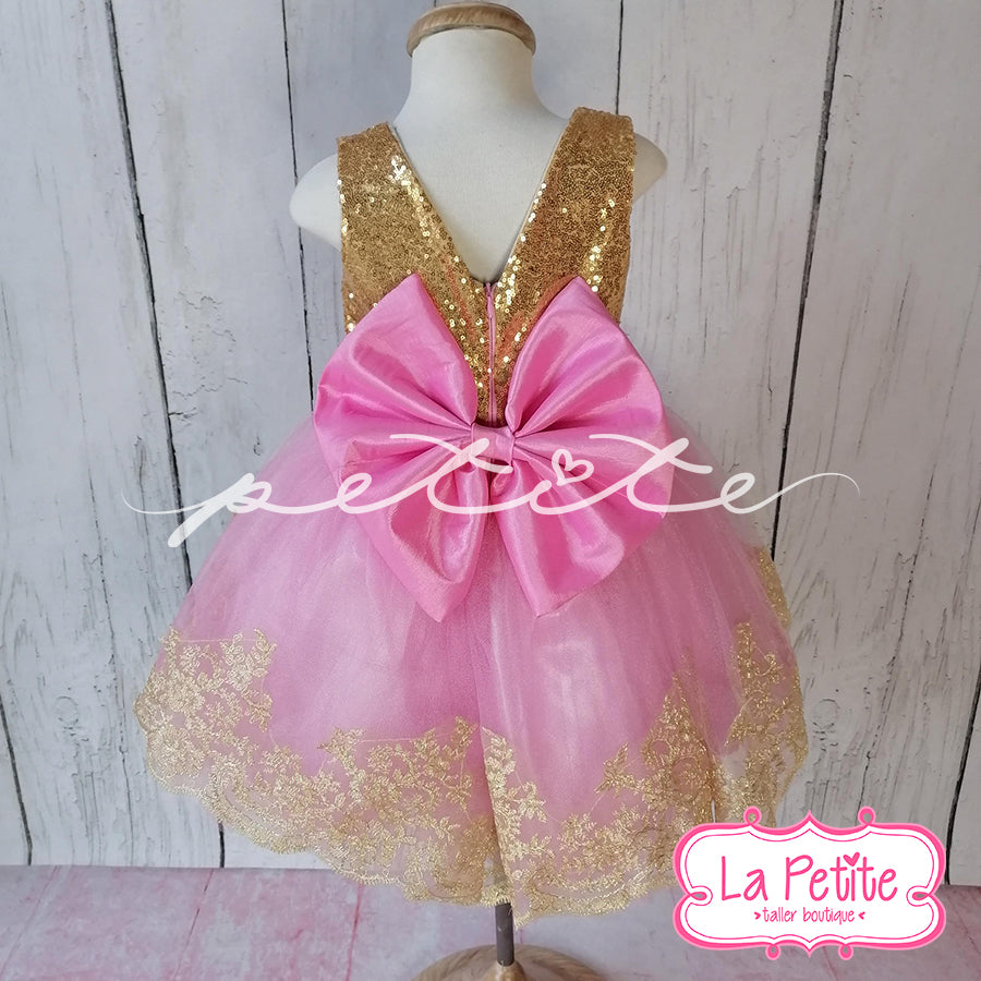 top lentejuela dorada con falda rosa