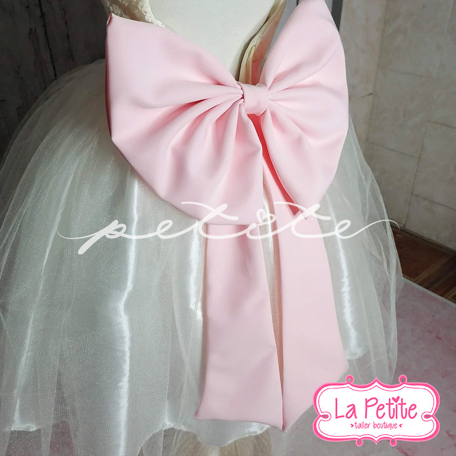 blanco con top de encaje y cinturón rosa