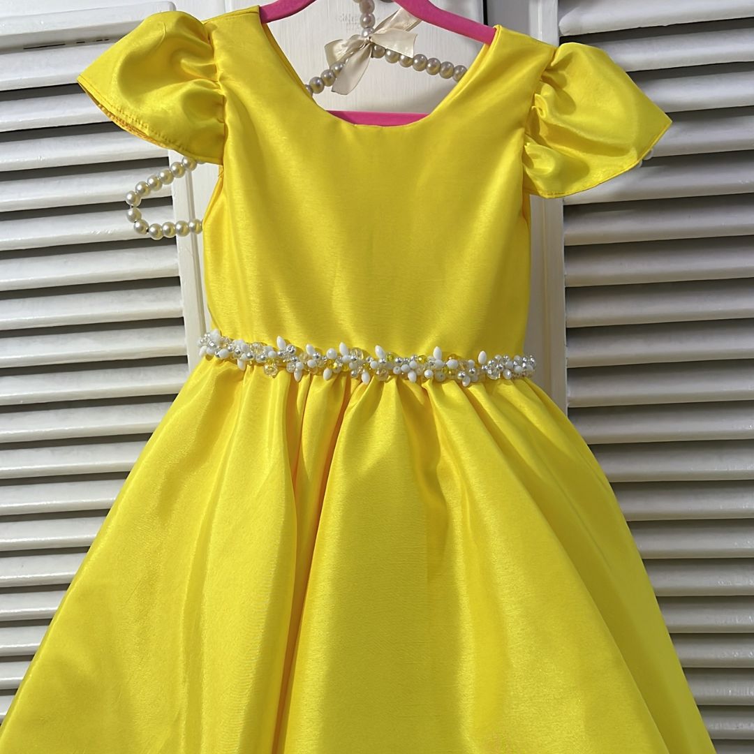 vestido amarillo cinturón aperlado