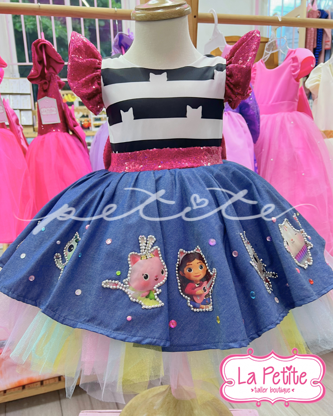 Gabby Vestido con personajes mangas glitter