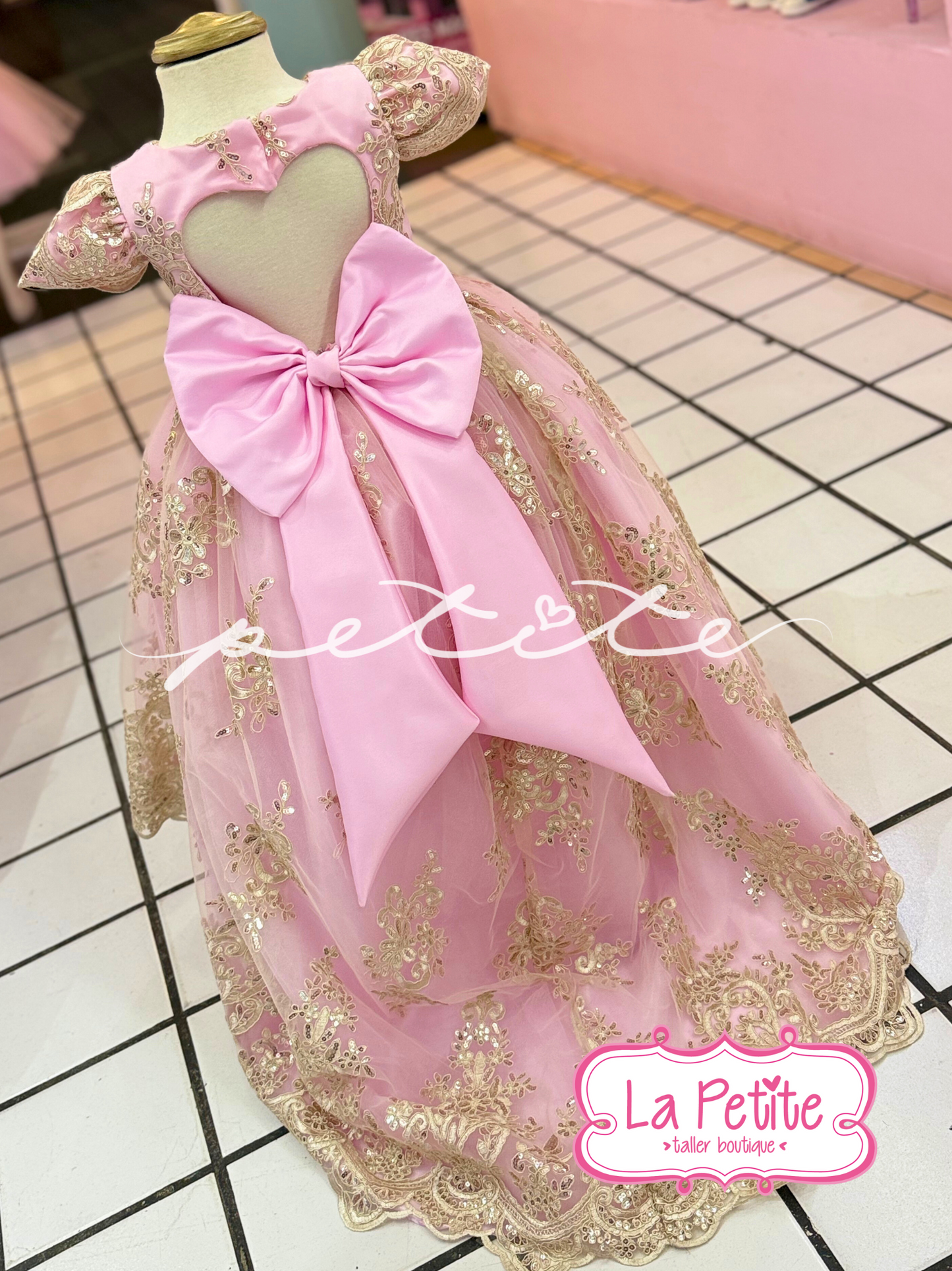 Vestido largo con cauda pequeña