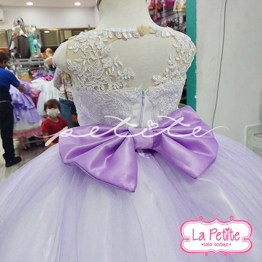 Vestido blanco, falda lila con detalles de encaje blanco