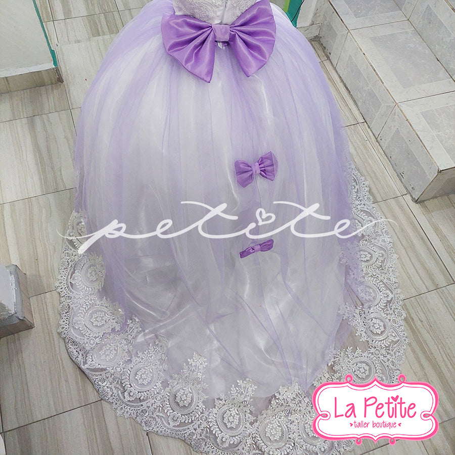 Vestido blanco, falda lila con detalles de encaje blanco