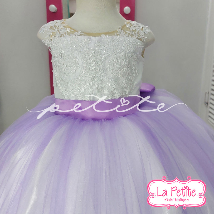 Vestido blanco, falda lila con detalles de encaje blanco