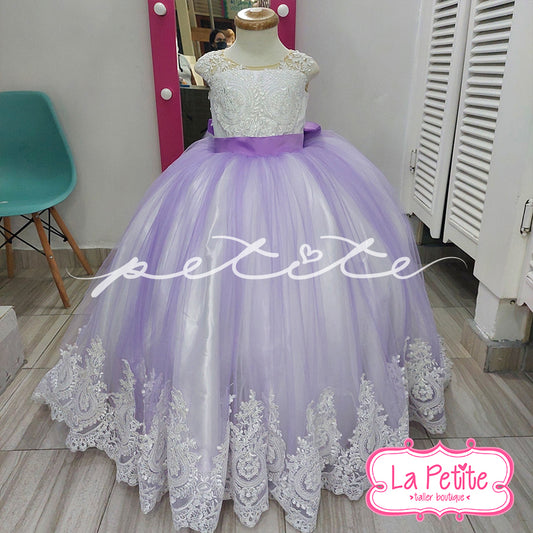 Vestido blanco, falda lila con detalles de encaje blanco