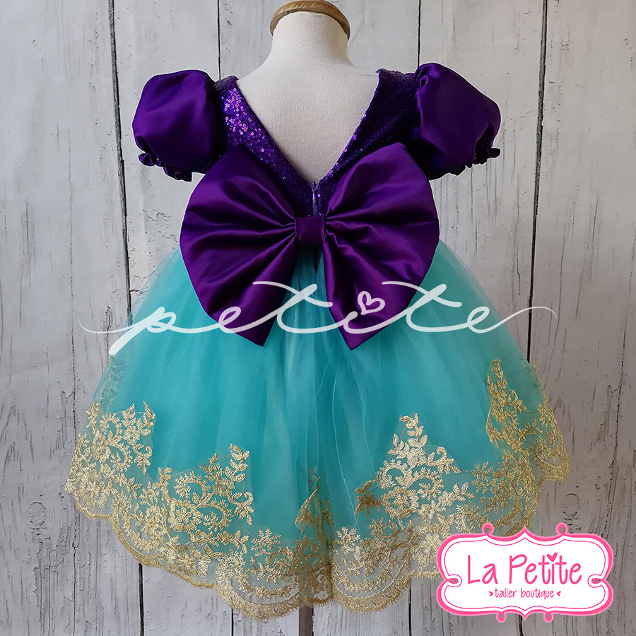 top morado lentejuela falda azul